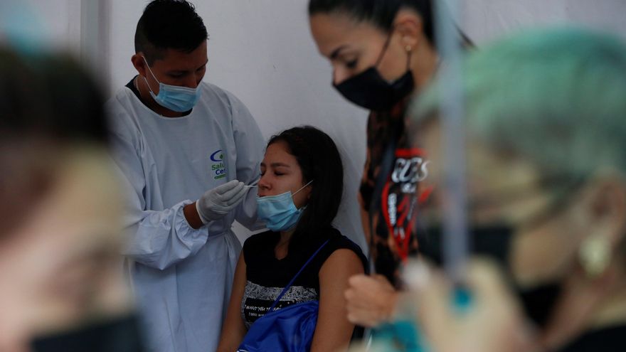 Un trabajador de la salud le toma una prueba de detección de covid-19 a una joven, en Cali (Colombia), en una fotografía de archivo. EFE/ Ernesto Guzmán Jr.
