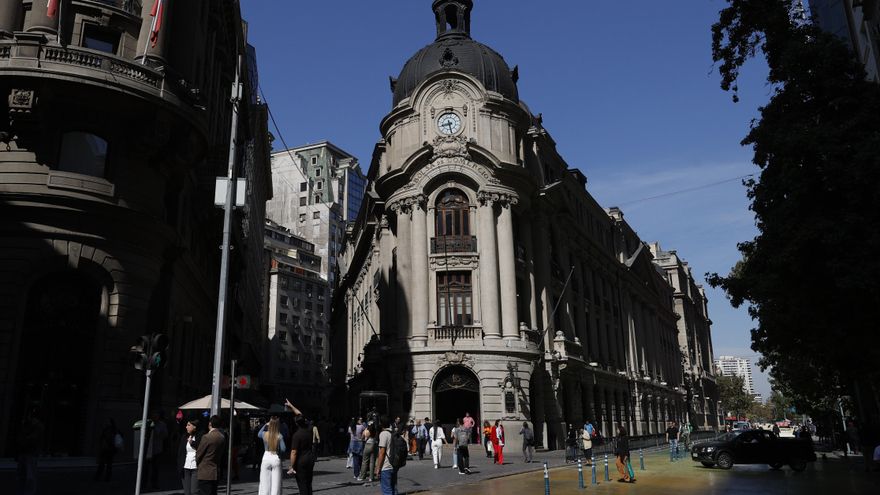 Bolsa de Santiago sigue la tendencia global y abre con leve alza