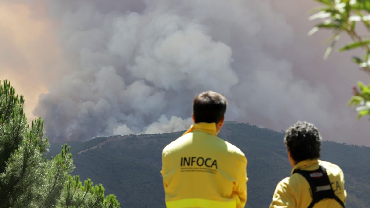 Personal del Infoca observa el avance del fuego los primeros días.