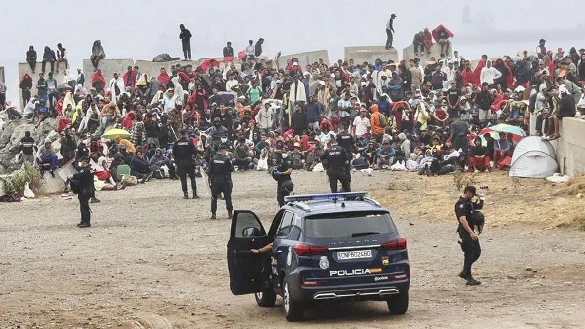 Vuelven a desalojar a más de mil migrantes de la playa de El Trampolín en Ceuta