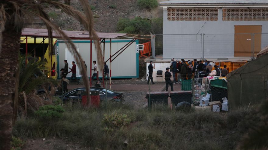 Imagen de archivo de un grupo de personas saliendo del CATE de Barranco Seco, en Gran Canaria 
