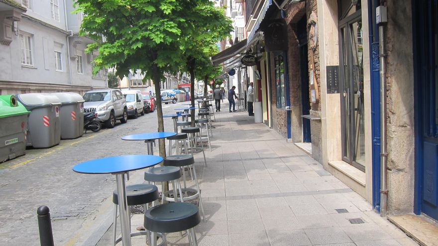Archivo - Terraza en zona de bares de Santander