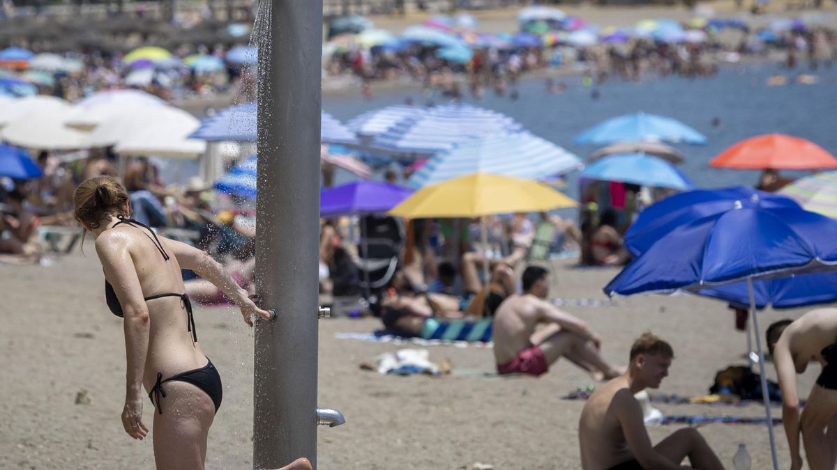 Cientos de personas en la playa de la Malagueta de Málaga
