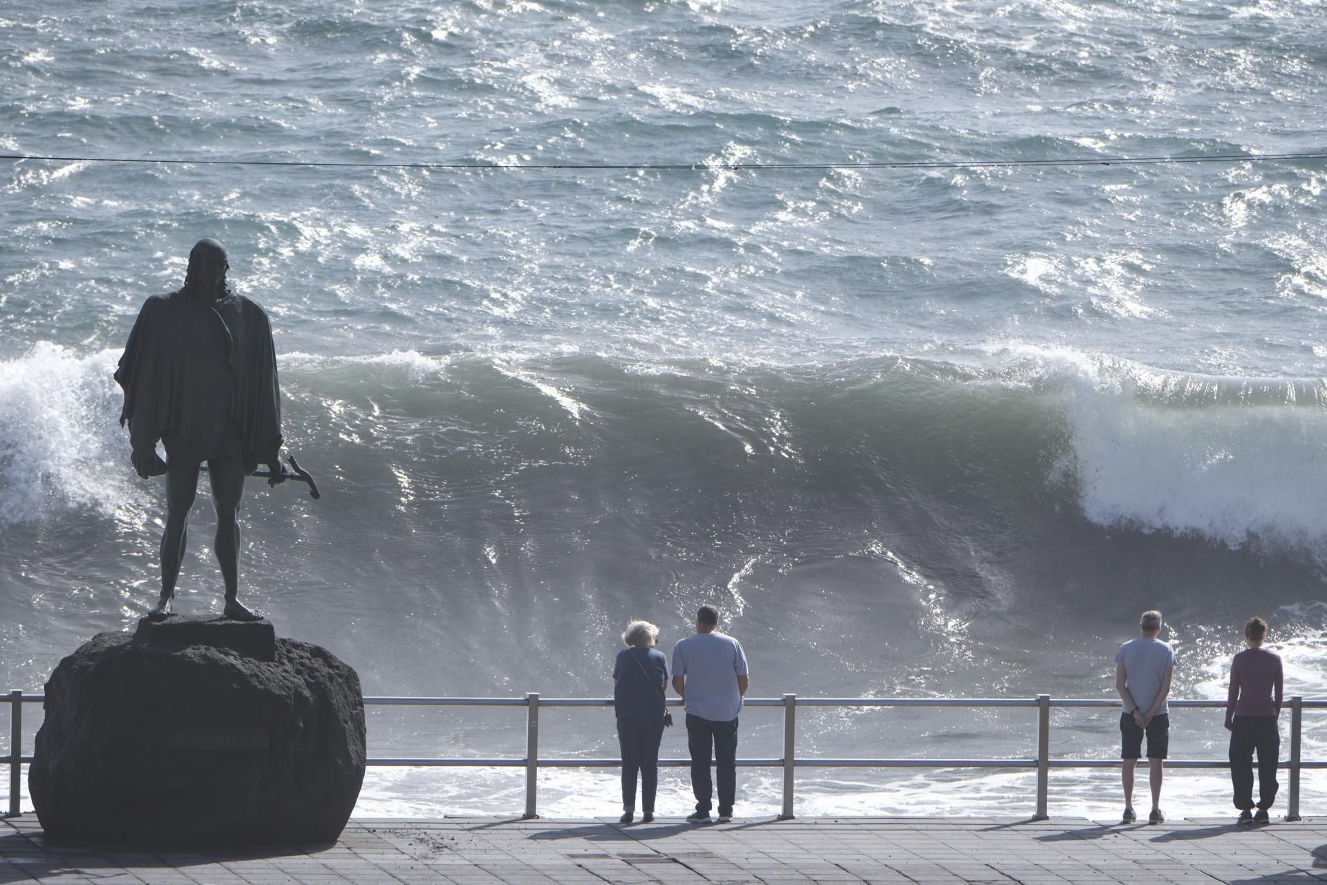 Así ha golpeado el temporal de mar la costa de Canarias con olas de más de cuatro metros