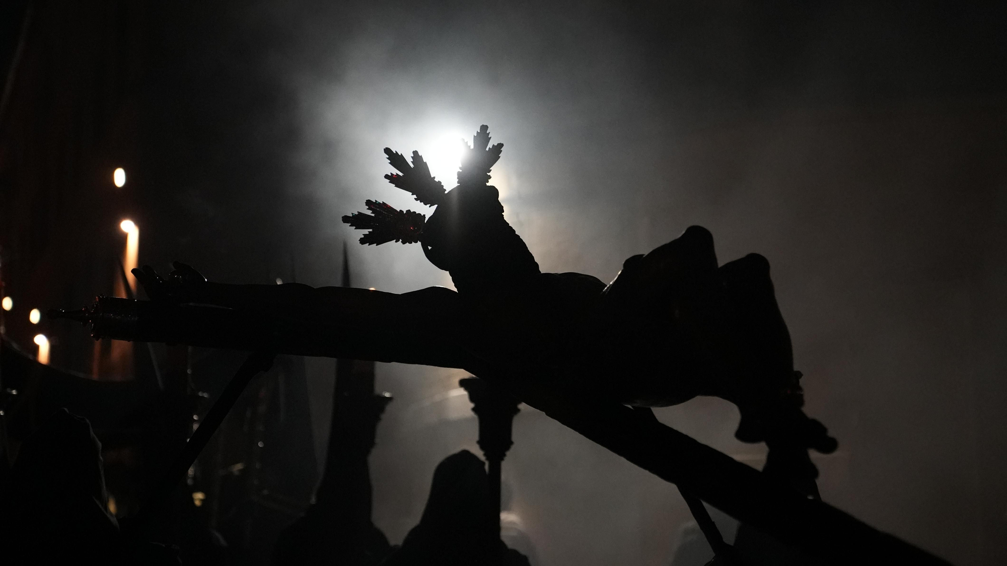 La salida procesional del Via Crucis, en imágenes