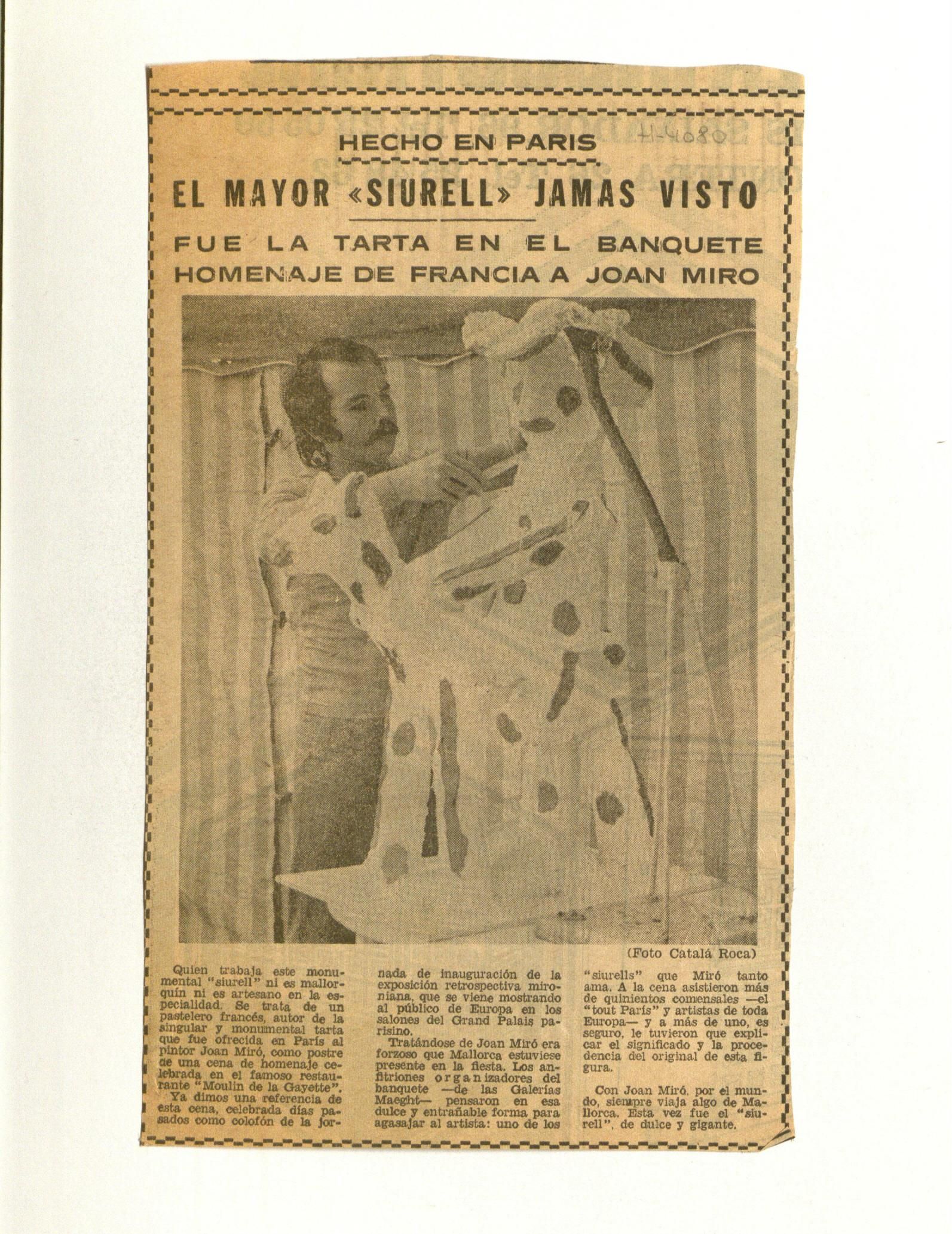 Recorte de prensa sobre el homenaje francés a Joan Miró con una gigantesca tarta inspirada en un siurell mallorquín, símbolo del vínculo del artista con la cultura popular de Mallorca.