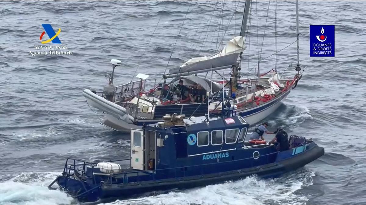 Una de las embarcaciones de Vigilancia Aduanera y el velero interceptado