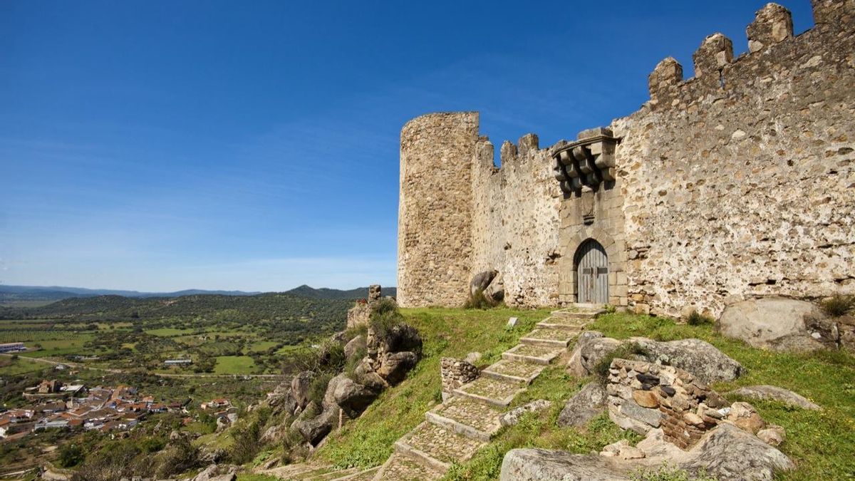 Extremadura mantiene la alerta por inundaciones y vigila el riesgo de colapso en la ladera del Castillo de Burguillos