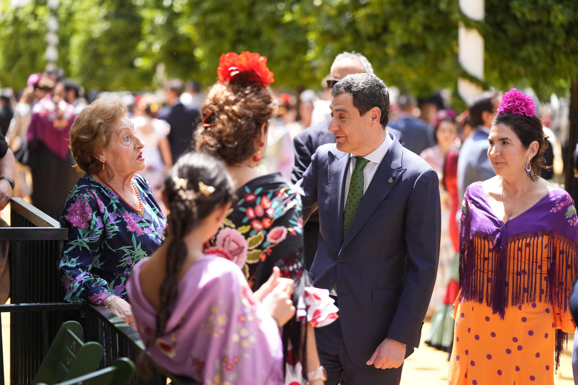 El presidente de la Junta de Andalucía, Juan Manuel Moreno, y la consejera de Empleo, Rocío Blanco