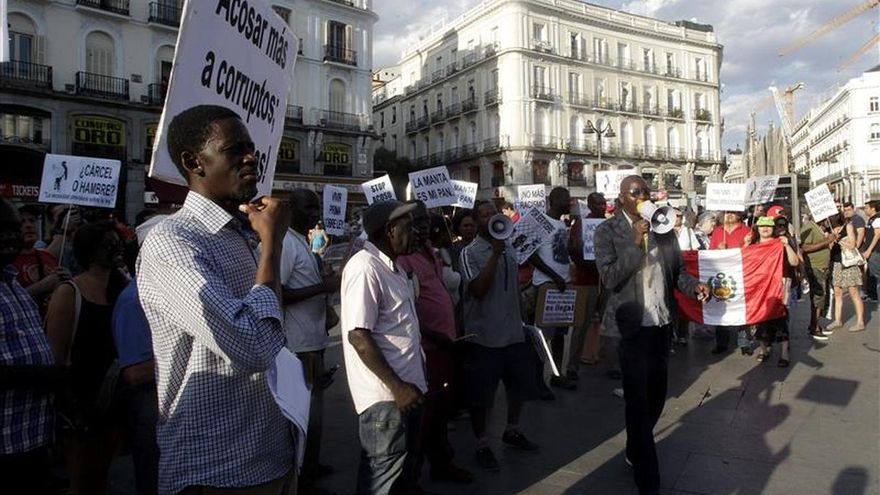 Cien personas piden en Sol justicia por la muerte del mantero Mor Silla