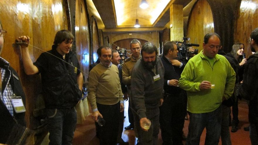 Sentados en mesas, con la sidra en botellas y sin platos para compartir: las sidrerías vascas se reinventan para ajustarse a las medidas contra la COVID-19