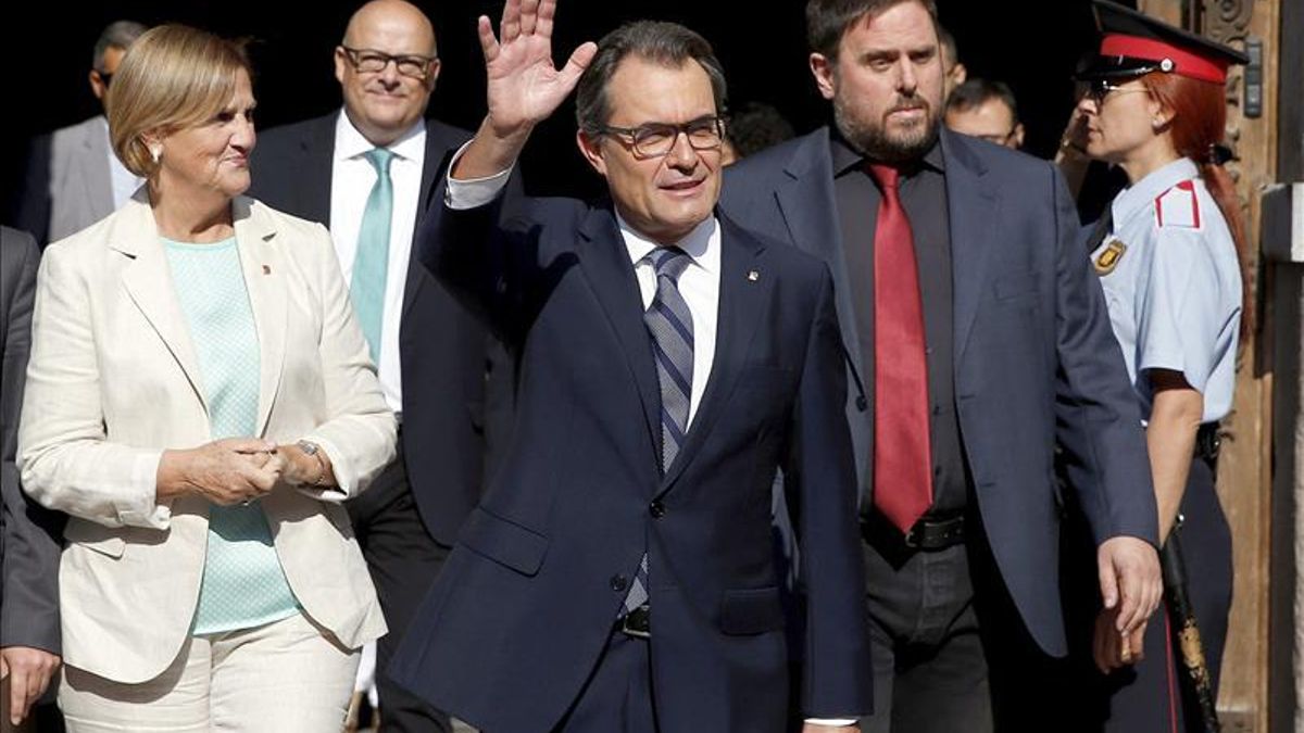 Artur Mas en la plaza Sant Jaume tras la firma del decreto de convocatoria del 9N. \ Efe