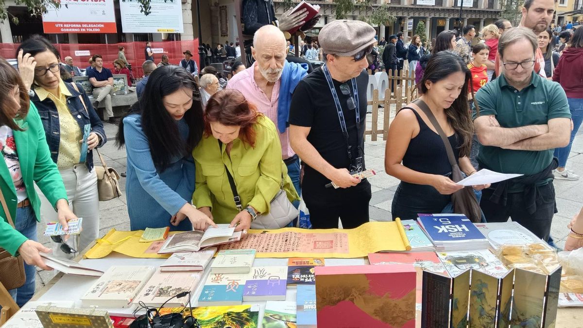 Muestra de literatura china durante la Feria del Libro de Toledo