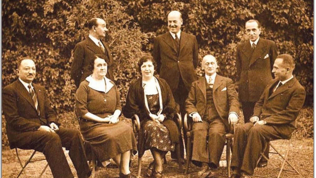 Eugenio Láscarias, sentado el segundo por la derecha, en la finca de Tomas Castellano en Ricla con la delegación griega del general Plastiras.