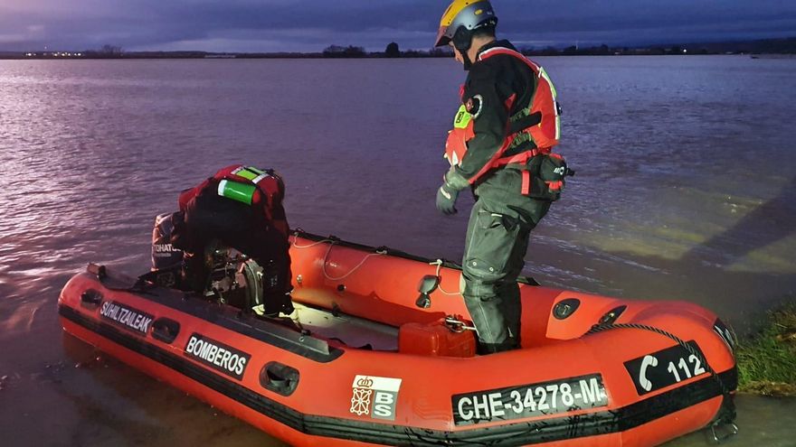 Dos bomberos en una zodiac de rescate en la zona de Peralta y Funes
