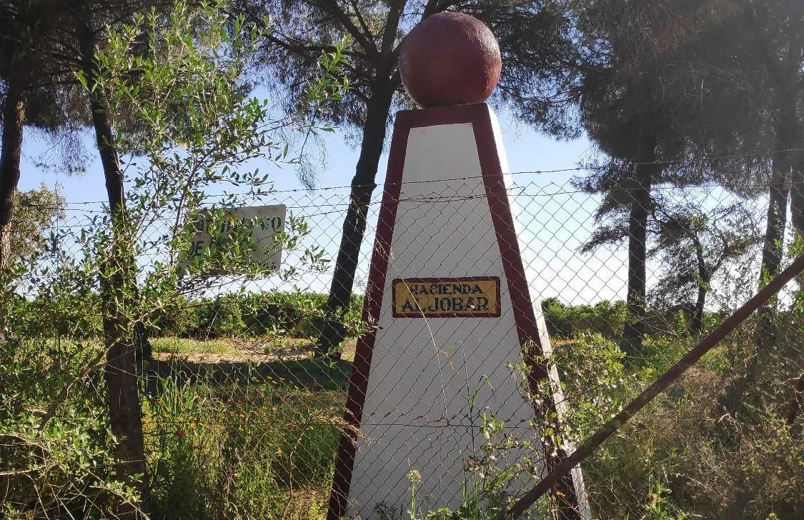 Entrada a la hacienda Aljóbar, en término municipal de Aznalcázar.