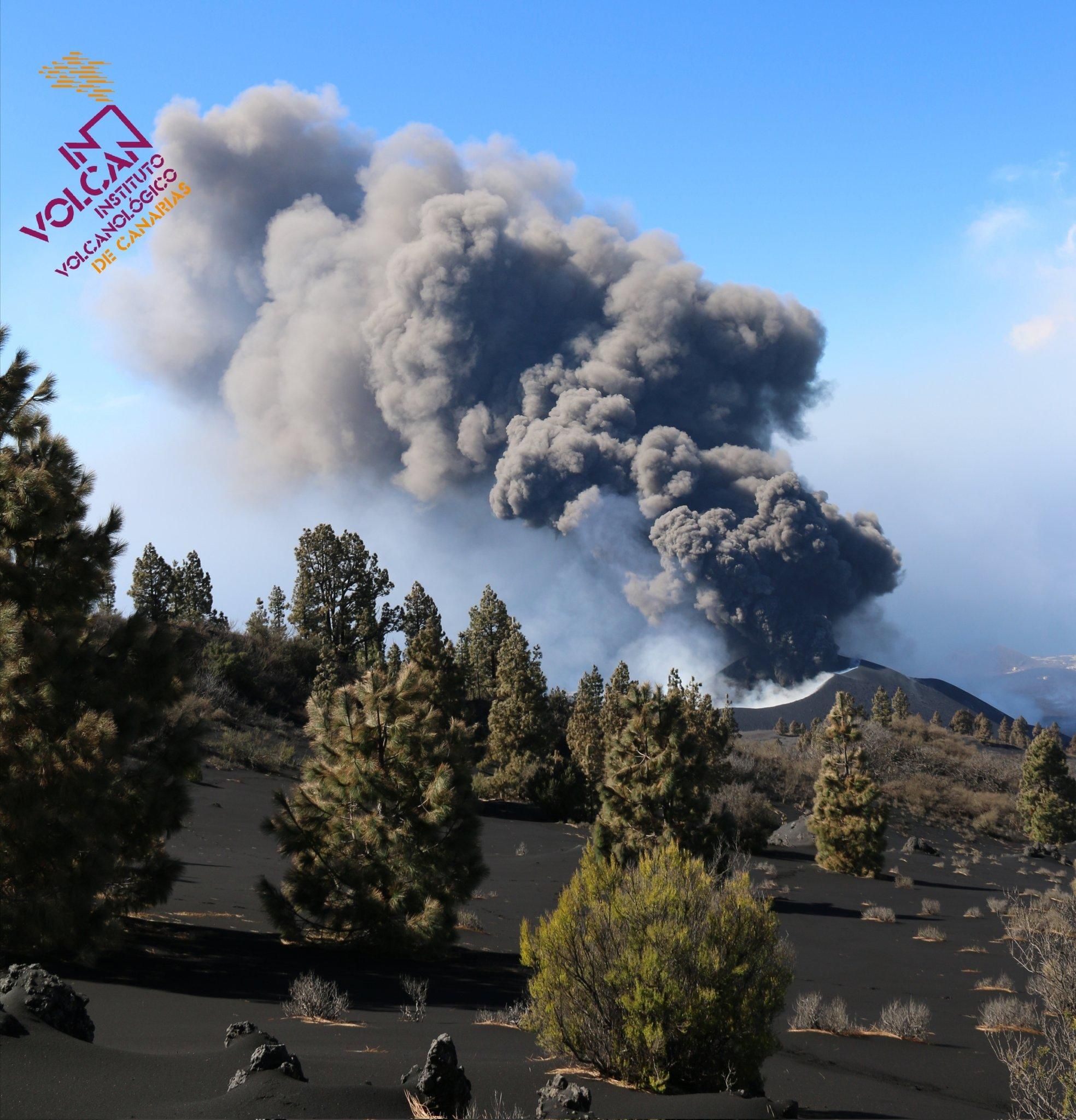 Imagen del volcán de La Palma tomada este lunes al mediodía.