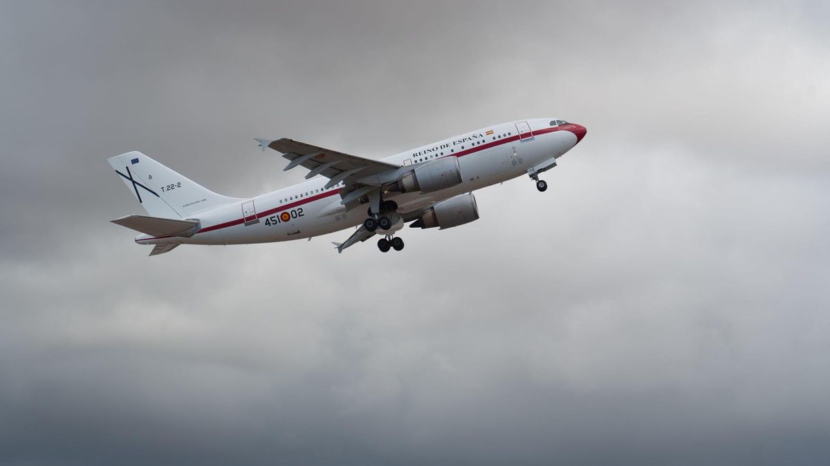 El avión que lleva a los españoles desembarcados del MV Hondius despega de Tenerife rumbo a Madrid