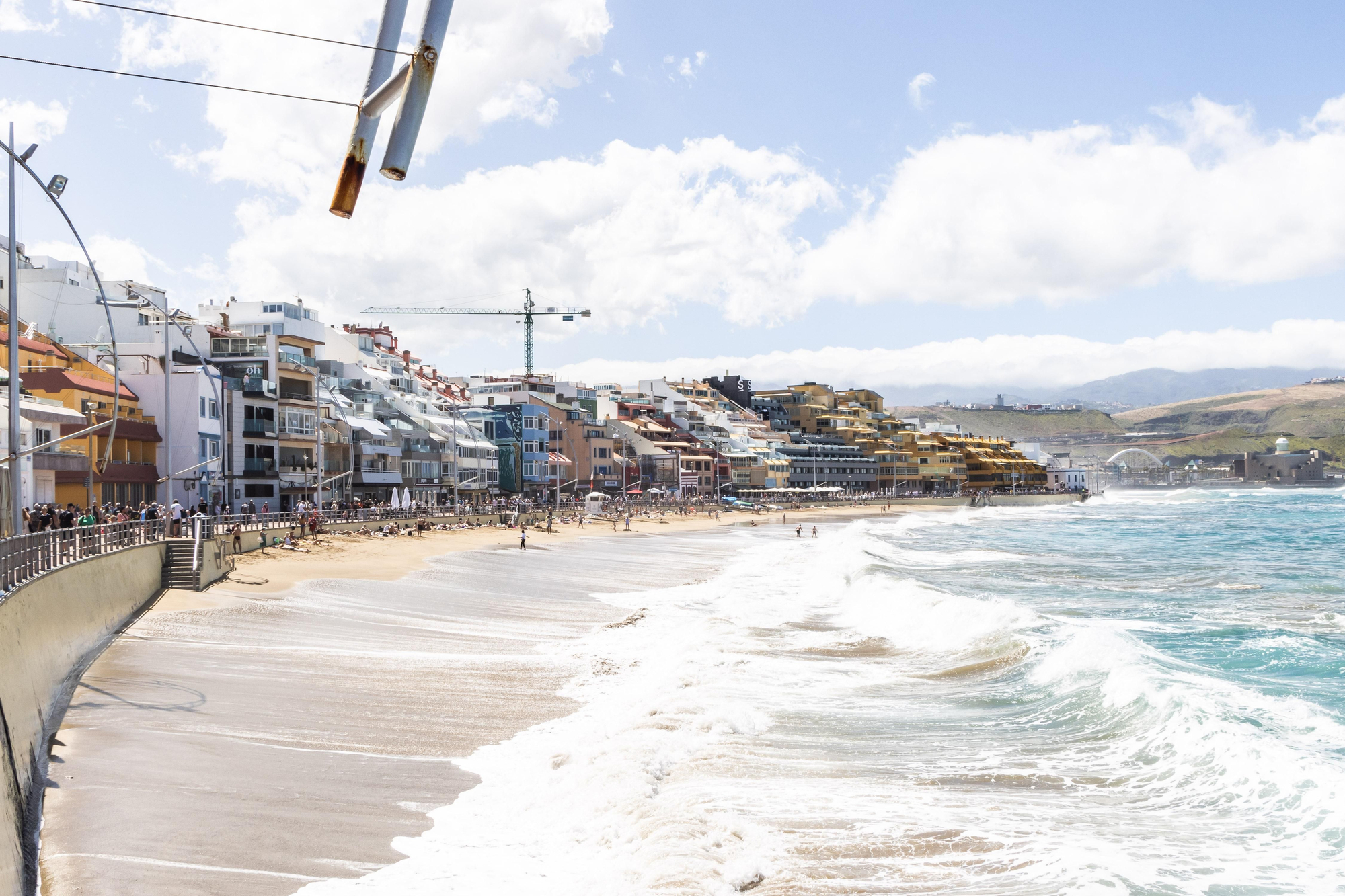 La playa de Las Canteras, en Las Palmas de Gran Canaria, con fuerte oleaje este viernes.
