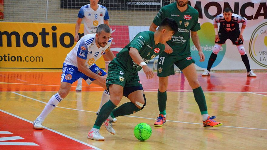 Shimizu intenta zafarse de la presión de un jugador del Zaragoza