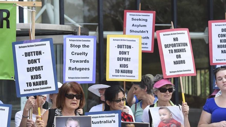 Acnur pide a Australia que mantenga a inmigrantes en condiciones humanitarias