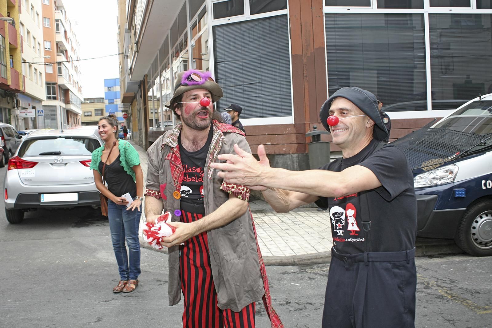 Performance frente al Consulado de Marruecos de Pallasos en Rebeldía (ALEJANDRO RAMOS)