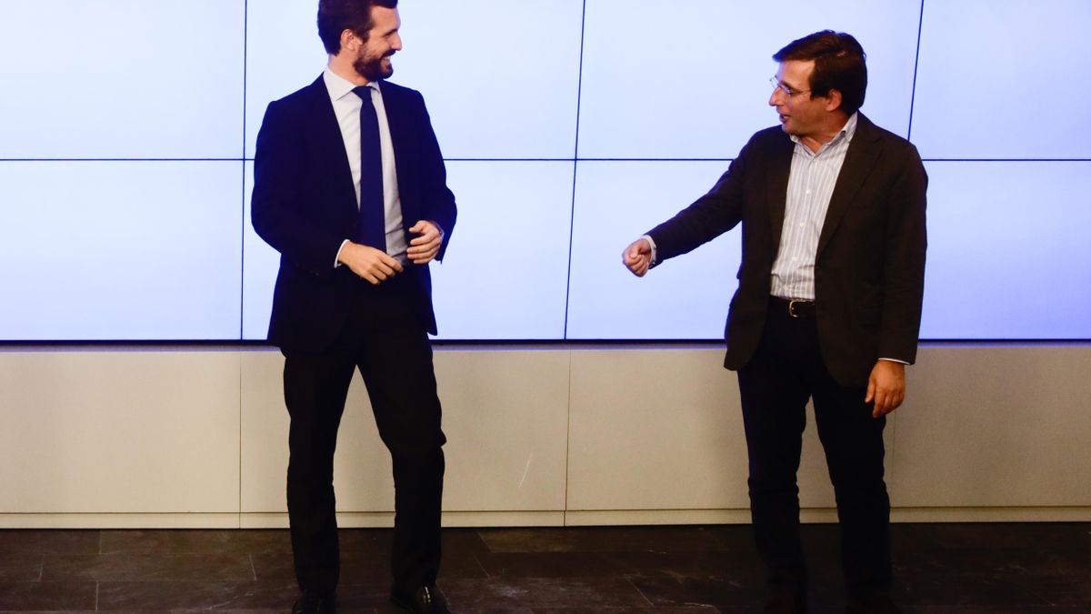 El presidente del PP, Pablo Casado, y el alcalde de Madrid y nuevo portavoz nacional del PP, José Luis Martínez-Almeida, durante la reunión de la Junta Directiva Nacional del Partido Popular, a 20 de agosto de 2020.