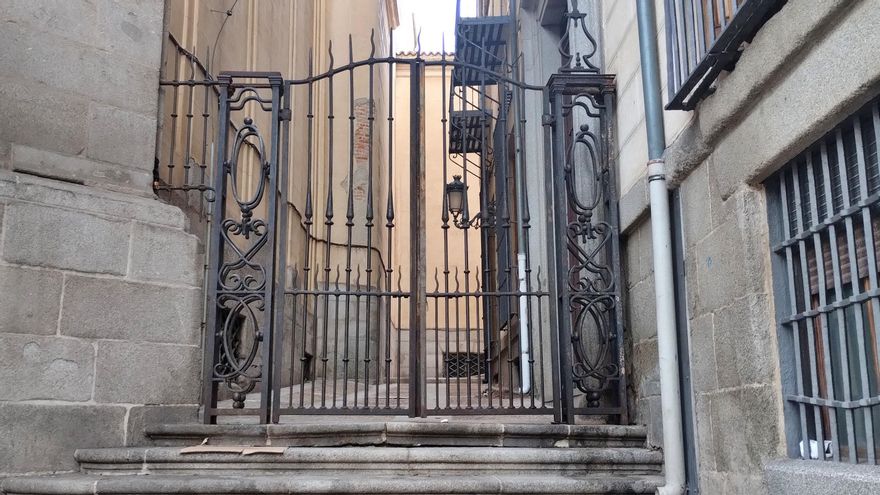 La calle pública del centro de Madrid que lleva dos siglos cerrada para la Iglesia y que el PSOE pide abrir ya