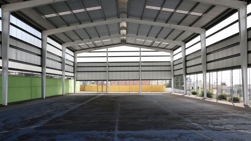 Instalaciones deportivas de un CEIP en El Paso cubierta por la ceniza. (ALEJANDRO RAMOS)