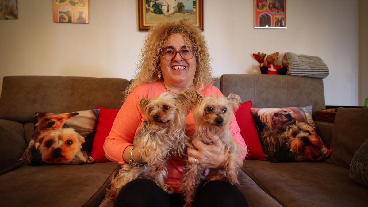 Rosa Clapés, al saló de ca seua amb Shiva i Peka a coll