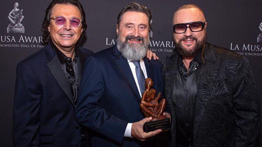 El presidente y CEO de Universal Music Latín America y Península Ibérica, Jesús López (c), fue registrado este jueves al posar junto al presidente de los premios, Rudy Pérez (i), y al productor y compositor Desmond Child, durante la alfombra de La Musa Awards 2019, en el James L. Knight Center de la ciudad de Miami, Florida (EE.UU.).