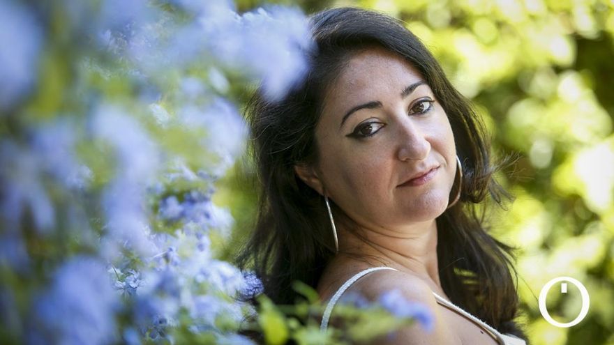 'Pueblo blanco azul': Azahara Palomeque se adentra en la "liternatura" con un homenaje a sus raíces cordobesas