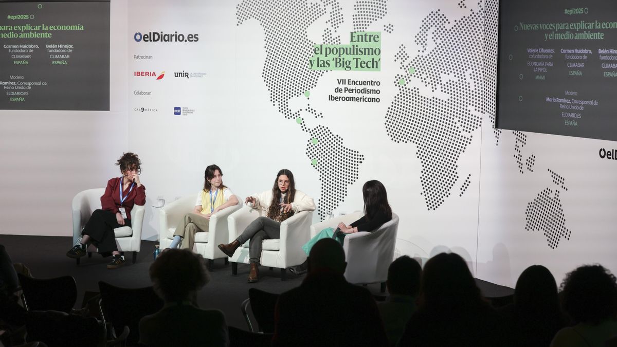 Valerie Cifuentes, cofundadora de Economía para la Pipol, conversa con Carmen Huidobro y Belén Hinojar de Climabar, en una mesa moderada por María Ramírez, subdirectora de elDiario.es