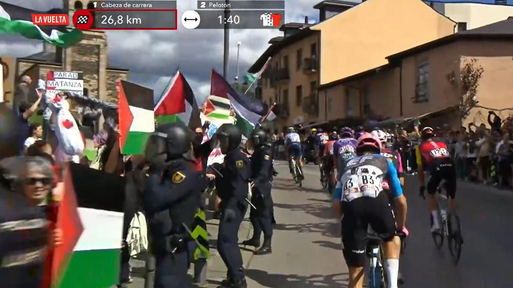 Las imágenes de la protesta contra el genocidio en Gaza ante la Vuelta a su paso por El Bierzo