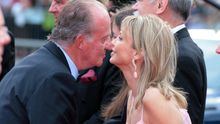 El rey saluda a su amiga Corinna Sayn-Wittgenstein durante un acto en 2006 / Foto: EFE/DPA