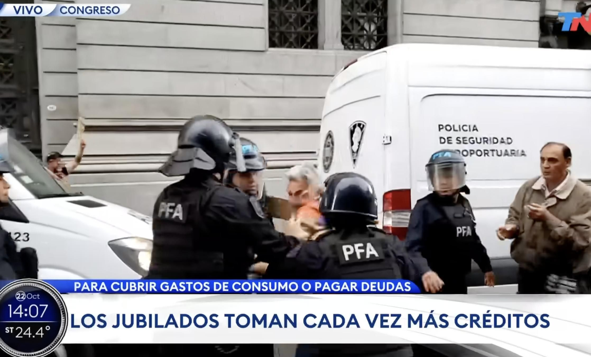 El momento en que la policía reprimió a un jubilado quedó registrado en la cámara de TN.