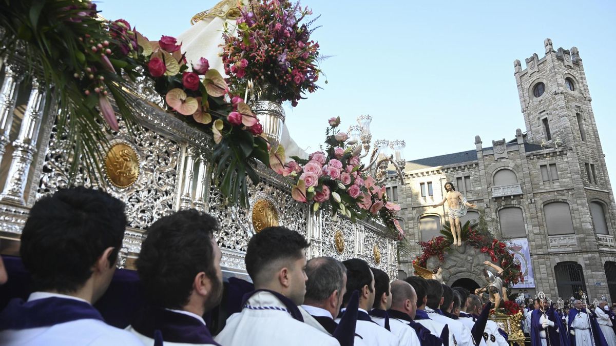Procesión de 'El Encuentro' entre el Cristo Resucitado y la Virgen este Domingo de Resurrección, en León. EFE/ J. Casares