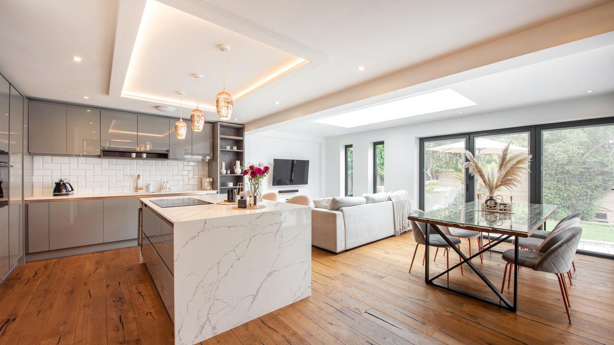 Con este derroche innecesario de iluminación hemos terminado confundiendo intensidad con calidad y cantidad con sofisticación.