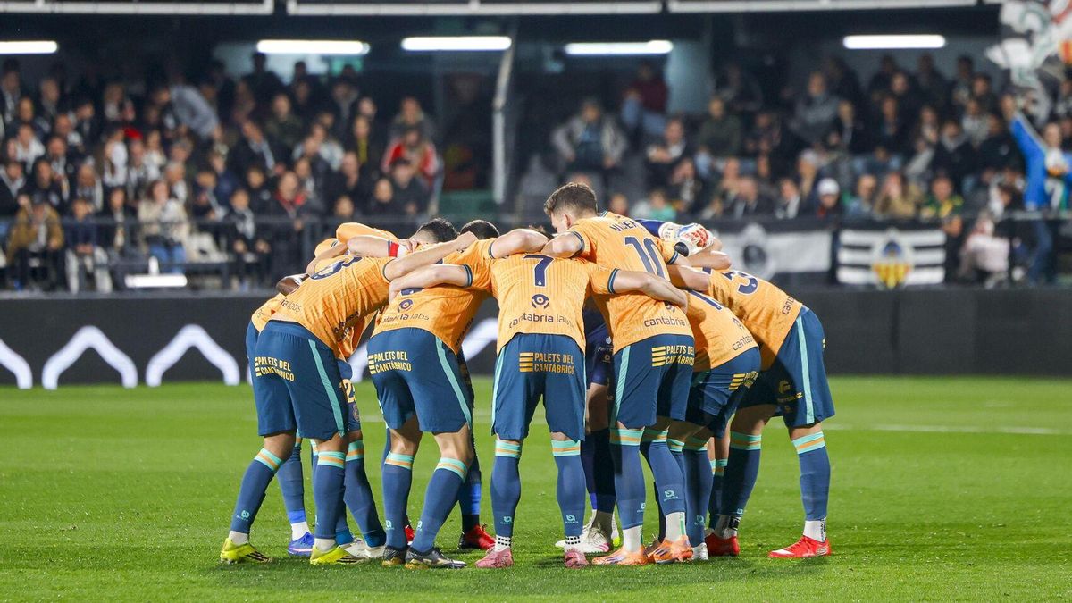 Los jugadores del Racing se abrazan antes del comienzo del partido en Castalia.