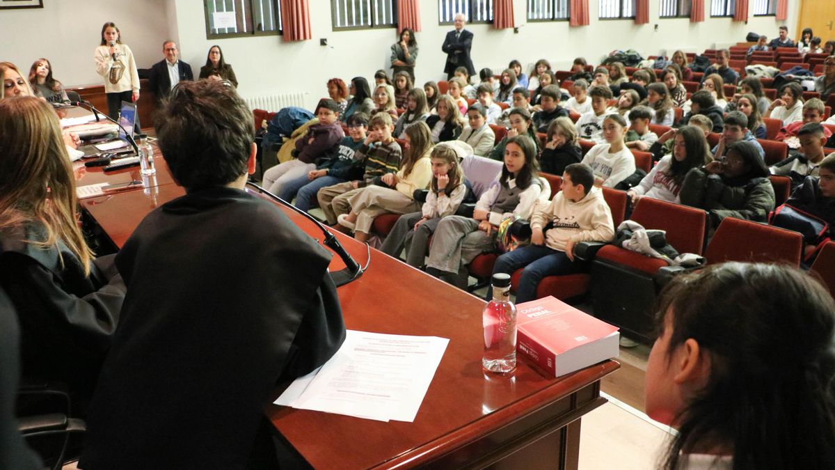Niños de 12 años se ponen la toga en un juicio simulado para entender las consecuencias del acoso