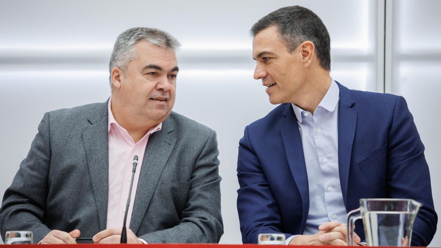 El secretario de Organización del Partido Socialista, Santos Cerdán (i) y el secretario general del PSOE y presidente del Gobierno, Pedro Sánchez (d).