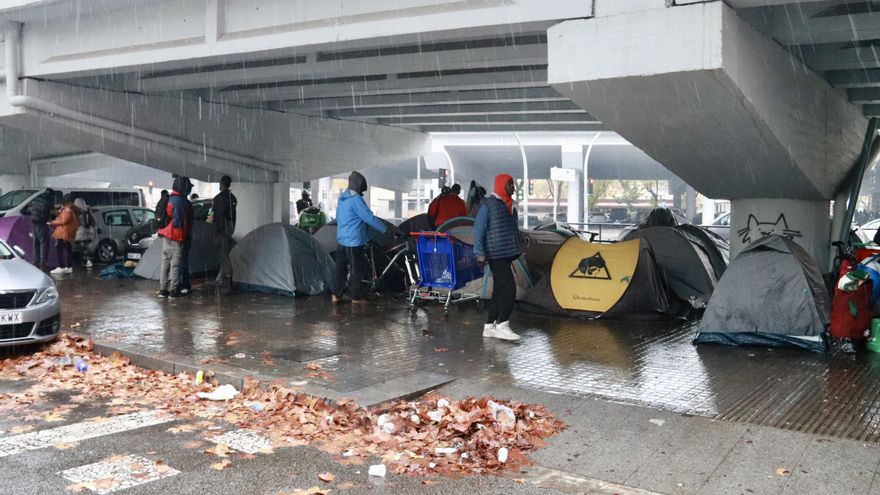 Los migrantes desalojados por Albiol se instalan en un campamento improvisado bajo un puente en una autopista