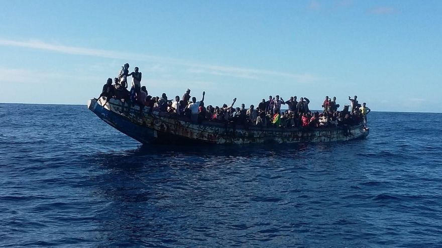 Cientos de personas en un cayuco localizado al sur de El Hierro