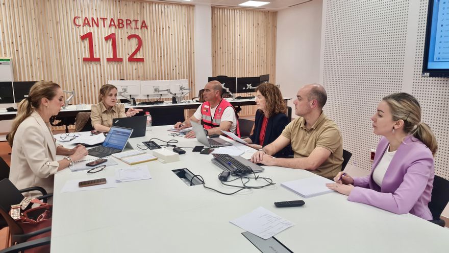 La consejera de Presidencia, Justicia, Seguridad y Simplificación Administrativa, Isabel Urrutia, preside la reunión en la que se ha decidido "desescalar" el PLATERCANT a fase de preemergencia.