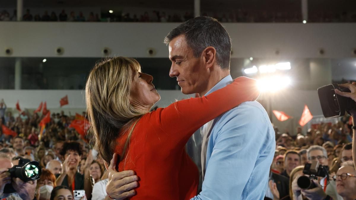 Pedro Sánchez y Begoña Gómez en un momento íntimo delante de miles de personas.