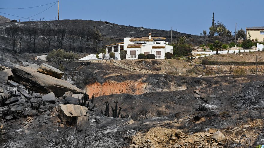 Restos de vehículos calcinados en el municipio almeriense de Béda. La superficie afectada por el incendio forestal originado en Los Gallardos, con 12 muertos, se eleva a 6.600 hectáreas por los avances registrados durante la pasada jornada, que obligaron a ampliar el perímetro ante la presencia de focos y frentes muy activos. EFE/Carlos Barba