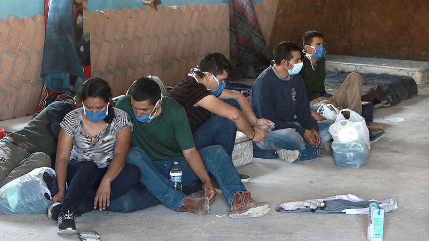 Agentes hallan a 79 migrantes hacinados en un hotel en centro de México