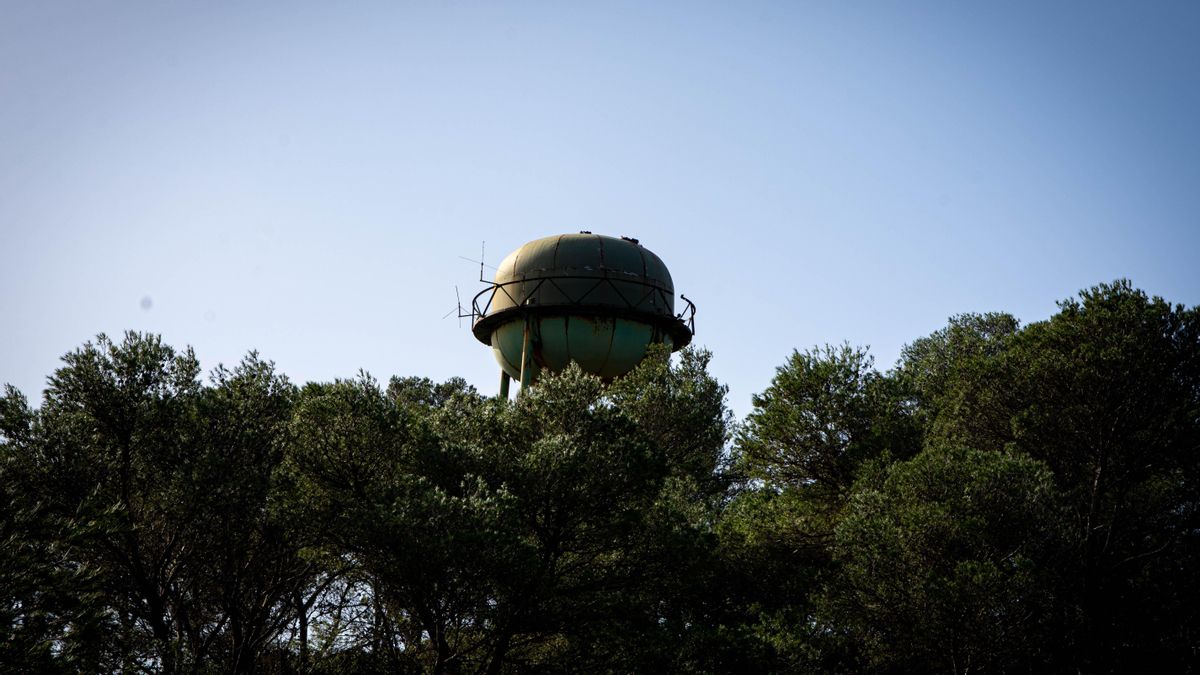 El antiguo tanque de agua de la base que puede verse desde Ferreries