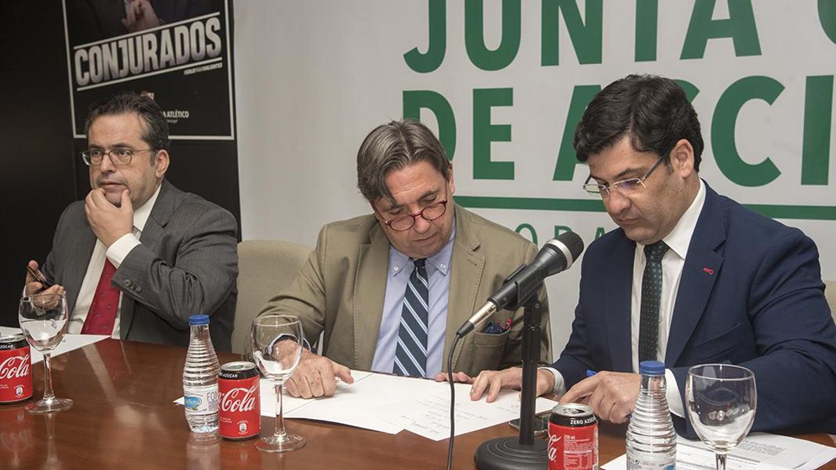Joaquín Zulategui y Jesús León en una junta general de accionistas