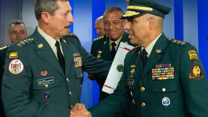 Fotografía cedida por la Presidencia de Colombia que muestra al general Eduardo Zapateiro (d) mientras saluda al general Nicasio Martínez (i), este viernes en Bogotá (Colombia).